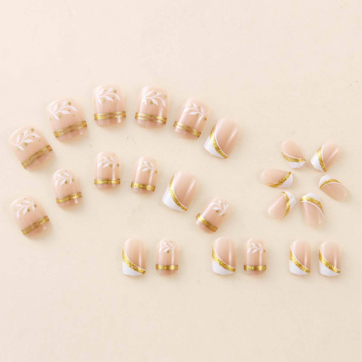 Nail Art Aesthetic - Faux ongles courts carrés nude à