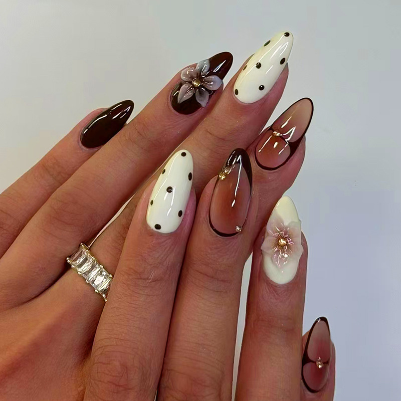 24 faux ongles amande prêts à  - Nail Art Pink avis et prix